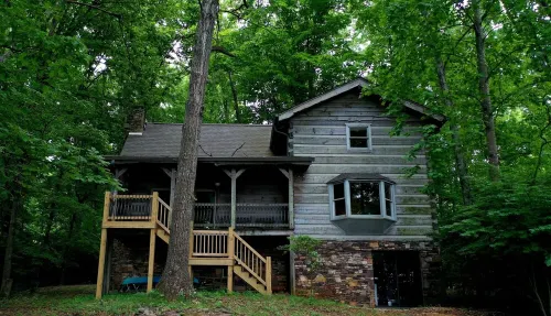 AUTHENTIC LAKEFRONT LOG CABIN-SLEEPS 10.  PRIVATE DOCK.  FIREPIT.
