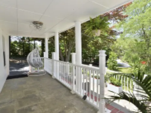 Entire 1 Bedroom Apartment in Lovely Family Vacation Lake House. Pets welcome! Hotels in Warwick