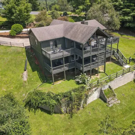 Hilltop Cottage with Hot Tub in Sky Valley, Ga