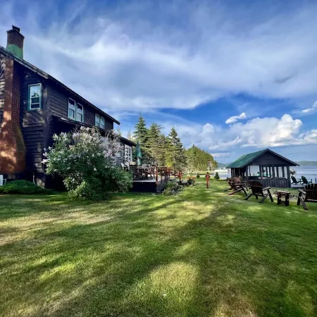 Beautiful 4th Lake Home with 3 Kings, Jacuzzi Tub, and Gazebo