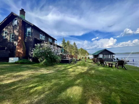 Beautiful 4th Lake Home with 3 Kings, Jacuzzi Tub, and Gazebo