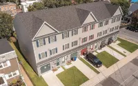 Spacious modern 4-bedroom townhome in Wilmington, up to 10 people Các khách sạn ở 