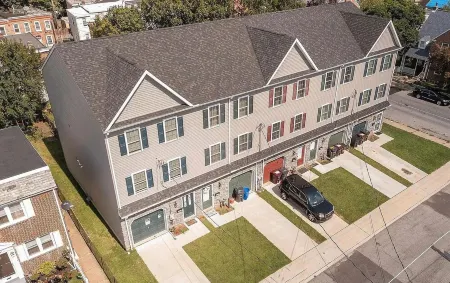 Spacious modern 4-bedroom townhome in Wilmington, up to 10 people