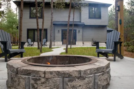 Forest Weekend Vacation Home Close to Castlerock Lake and Buckhorn State Park Отели в г. Джермантаун