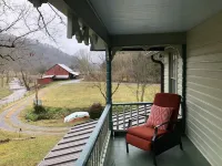 Historic Victorian Farmhouse near Great Smoky Mtns Nat Park