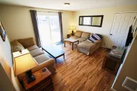 Bright 4-bedroom home near Airport & Bend w/big backyard
