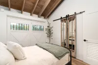 Marsh front villa on an acre. Private Dock + hot tub, steps from the beach