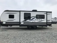 Cozy camper in Clemson Hills.  5 minutes from Clemson University.  Pet friendly!