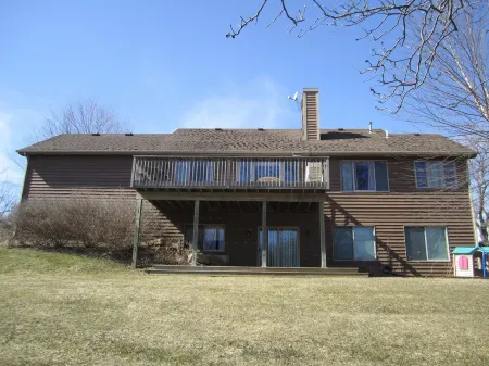 Charming home with pool table near the Marina