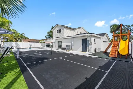 Modern Paradise - Heated Pool - Playground - Pickleball - Game Room