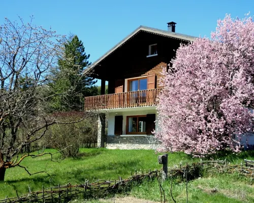STUDIO with wooden terrace in chalet Hotels in Barcelonnette