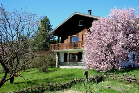 STUDIO with wooden terrace in chalet Отели в г. Барселоннет