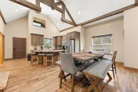 Pine Cone Lodge-Private Hot Tub, Pool Table, 2 Pools & Splash Pad, Pet Friendly!