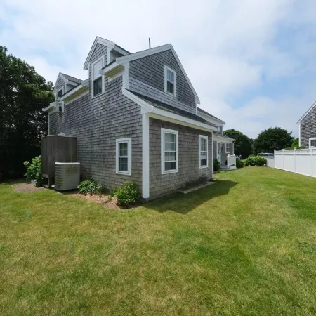 Cheerful 5 br Nantucket home; perfect for families