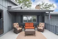 Alpine Bliss - Walk to slopes, dog friendly, fenced yard!