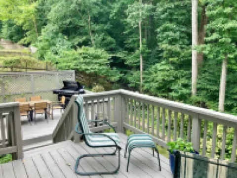 Wooded Hillside Retreat in Waldorf, MD - Top 10% and Guest favorite elsewhere