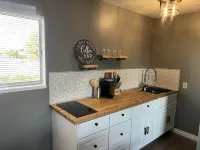Quiet and Cozy 1br upstairs Guest House