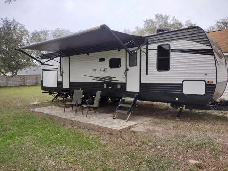 Affordable stay 7 minutes to the beach 2021 32' RV Отели в г. Наварр