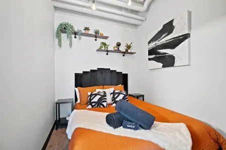 Free Parking and Gym - Loft Near Wells Fargo Arena Downtown - Stocked Kitchen Отели рядом с достопримечательностью «Грэйтер Де-Мойн Ботаникал Гарден»