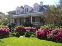 Charming 2BR/2BA Guest House on Historic 2 acres in downtown Summerville!