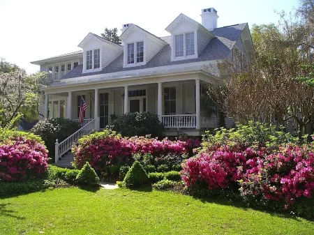 Charming 2BR/2BA Guest House on Historic 2 acres in downtown Summerville!