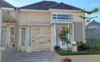 Full House at Villa Family Depan Jatimpark 3 Batu by SC