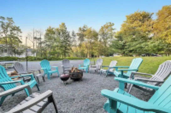 "Pocono Antilia" 7 BR Chalet Sleep 18 w/Hot Tub, Sauna & Game Room