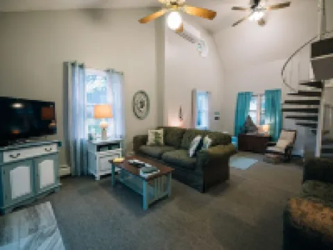 Adjacent to beaches, 3 minute walk to downtown, Quiet Atmosphere, FREE WIFI Hotéis em Sodus