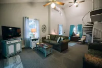 Adjacent to beaches, 3 minute walk to downtown, Quiet Atmosphere, FREE WIFI