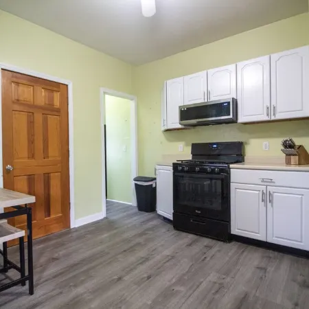 2 bedroom condo close to Boston and Cambridge with free parking