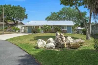 River's Edge Retreat-3/3.5, sleeps 9, waterfront with dock! Newly Remodeled!