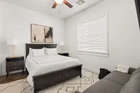 Backyard Resort • Heated Pool • Cabana • Outdoor Kitchen • Near Old Town
