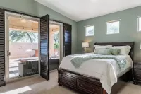Elegant desert getaway. 4 bedroom 2.5 bath. Sleeps 8. Heated pool. Outdoor BBQ.