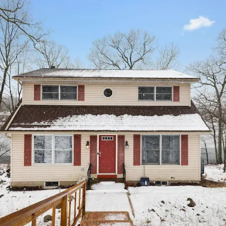 LAKE FRONT HOME in SAW CREEK, BUSHKILL