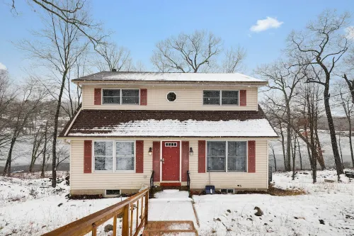 LAKE FRONT HOME in SAW CREEK, BUSHKILL