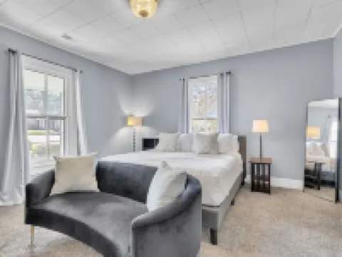 Historic 3BR with Porch & Fire Pit near Downtown Hoteles en Simpsonville