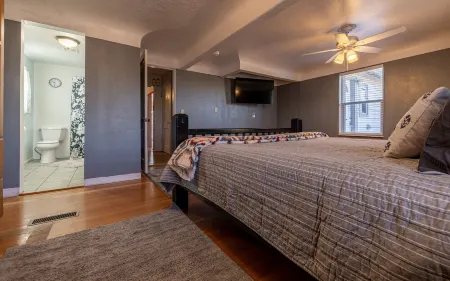 Charming Cody Home - sleeps 5, walking distance to downtown!