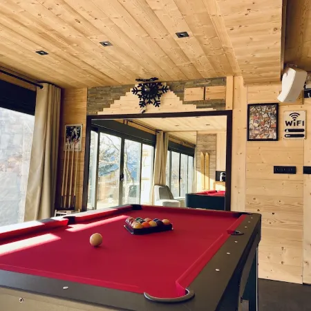 Sublime Bas de Chalet de Standing en Duplex Aux Angles -Space for Billiards and Cinema