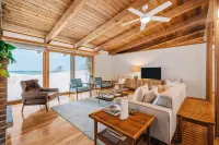 Midcentury home, private beach, large deck with dining Các khách sạn ở Leelanau Township