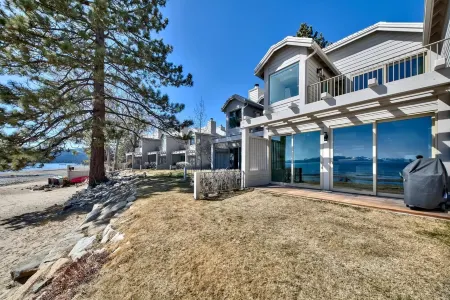 Lakefront Townhouse-Comfortable! Convenient! Updated! Awesome! Отели рядом с достопримечательностью «Государственная зона отдыха Кингс Бич»