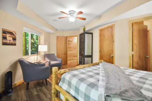 Large Octagon Cabin on Double Lot! Hot Tub, Fire place, Game room, Fire pit!