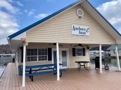 Anchors Away Floating Home @ Whitman Hollow Marina / Froggies Patio Bar