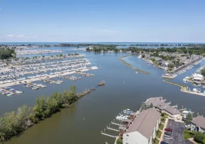 Relax on beautiful Catabwa, Lake Erie in West Harbor Hotels near Gem Beach