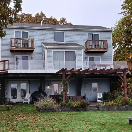 Riverfront house  with  kyacks  fire pit and gym