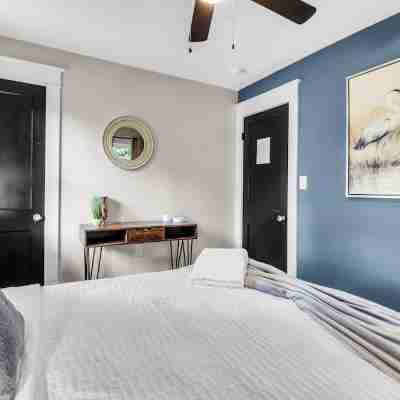 Chic Two Bedroom near Buffalo Rooms