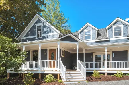 A+ Amenities~ Fire Pit~ 2 Kings~ Pets~ EV Charger Отели рядом с достопримечательностью «Apostle Islands Rustic Makwa Den»