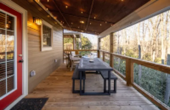 Rustic & cozy, 3 decks w/ loft, 10 min to downtown