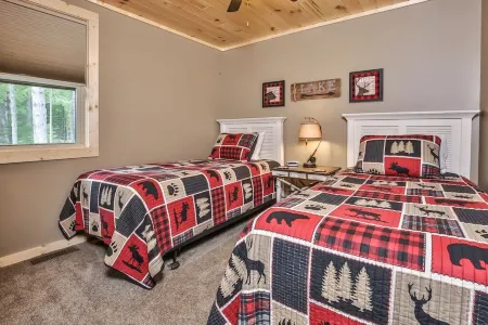 Gone Fish Inn: Remodeled Lakefront Cabin, FREE Wi-Fi & Firewood, No Cleaning Fee