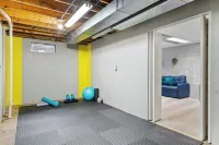 King Bed+Deck+Fenced Back Yard+Pets Welcome!