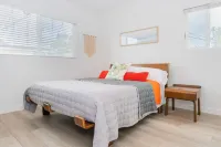 Cheerful 2 Bedroom Steps to the Sand - Wifi